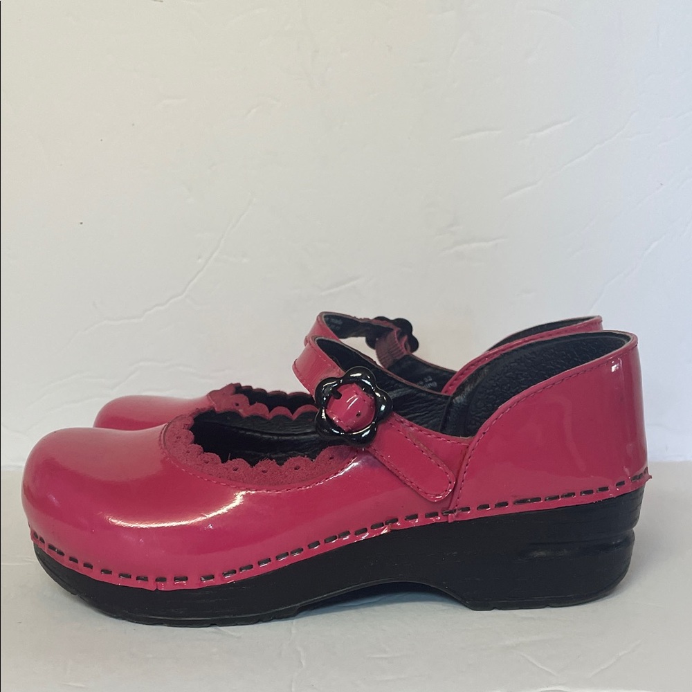 Dansko Bubblegum Jill Patent Leather Mary Jane clogs in pink girls size 1